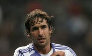 Le sélectionneur espagnol Luis Aragones est confronté à une pression croissante des médias et du public pour faire revenir en équipe nationale les deux stars du Real Madrid, Raul et Guti, qu'il semble vouloir écarter pour l'Euro-2008.