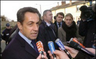 Nicolas Sarkozy détaille son programme économique et social dans une interview au Monde, proposant notamment de réduire les prélèvements obligatoires de quatre points pour les ramener à la moyenne européenne.