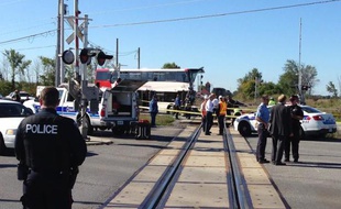 Six personnes ont été tuées et 34 blessées mercredi dans la collision entre un autobus à deux étages et un train à un passage à niveau au sud de la capitale canadienne Ottawa.