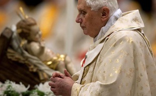 Le pape Benoit XVI célèbre la messe de Noël dans la basilique St-Pierre de Rome, le 24 décembre 2009.