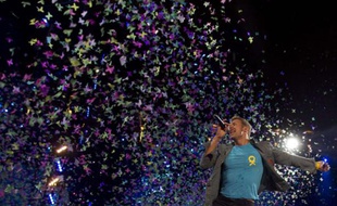 Chris Martin du groupe Coldplay sur scène à Madrid (Espagne) pour le premier concert de leur tournée européenne, le 26 octobre 2011.