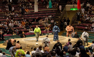 Les femmes ont interdiction de fouler le «dohyo», podium en argile où s'affrontent les lutteurs.