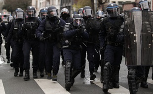 Illustration des forces de l'ordre lors d'une manifestation à Lille