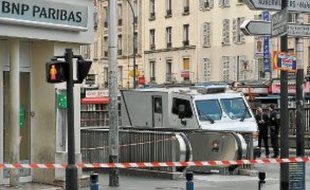 L'attaque a eu lieu devant une agence bancaire située à Aubervilliers.