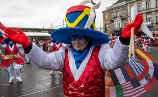 Un participant au carnaval d'Alost, en Belgique, le 23 février 2020.