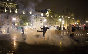 Heurts entre manifestants et policiers lors de la Nuit Debout à Paris, le 23 avril 2016.