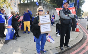 Des Britanniques défilent dans les rues de Londres contre le Brexit, le 20 octobre 2018.