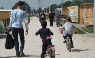 Des migrants mineurs au centre de Grande-Synthe, en mai 2016