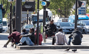 Des hommes dans le quartier La Chapelle