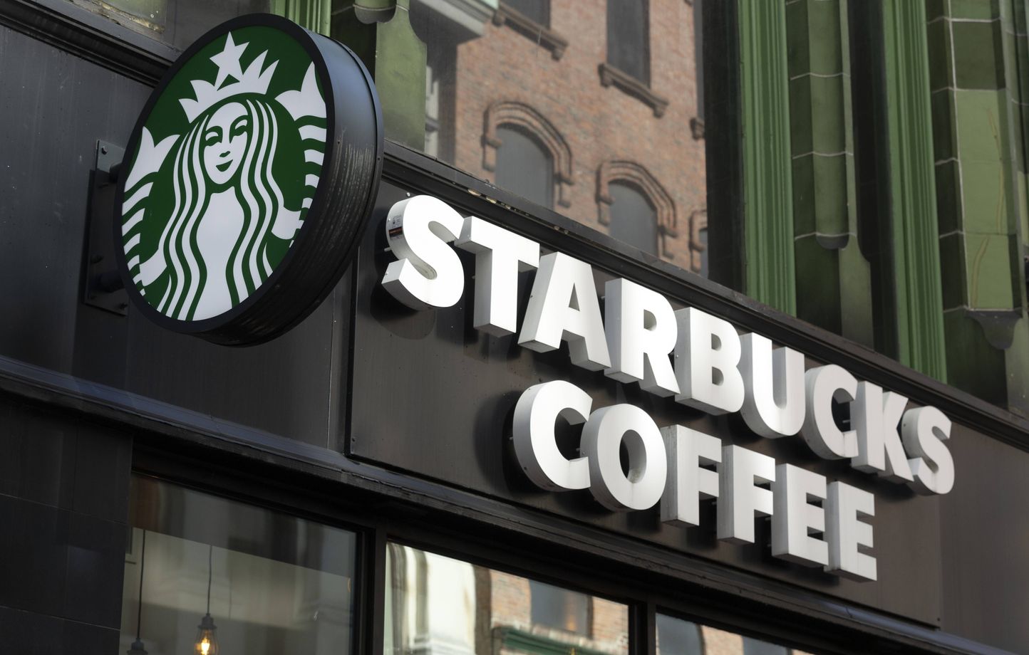 Une enseigne Starbucks, illustration. Le géant du café passe petit à petit de mode.