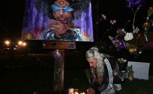 Fleurs et bougies devant un portrait de Prince, déposés le 21 avril 2016 devant son domicile à Minneapolis dans le Minnesota