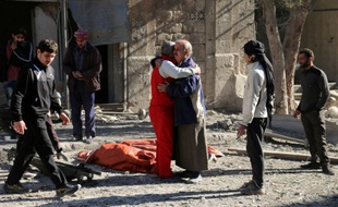 Des habitants d'Alep se réconfortent le 19 novembre 2016 après des bombardements sur les quartiers tenus par les rebelles.