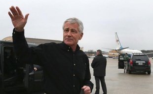 Le secrétaire d'Etat à la Défense américain Chuck Hagel salue avant d'embarquer depuis la base Andrews, dans le Maryland, pour se rendre à Kaboul, en Afghanistan, le 6 décembre 2014