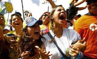 Des centaines de milliers de partisans d'Henrique Capriles ont envahi dimanche soir le centre de Caracas pour un meeting géant, à une semaine de l'élection qui l'opposera au président sortant Hugo Chavez.
