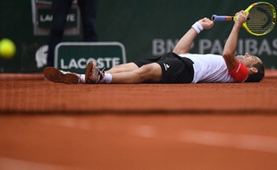 Richard Gasquet fête sa victoire sur Kei Nishikori à Roland-Garros le 29 mai 2016.