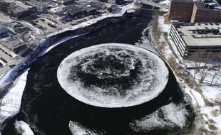 Un disque de glace s'est formé dans une rivière du Maine, aux Etats-Unis, à Westbrook.