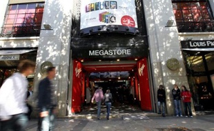 La direction de Virgin Store a présenté mercredi aux élus du comité d'entreprise (CE) un projet de résiliation du bail du magasin des Champs-Elysées, le Virgin Megastore, a-t-on appris auprès des syndicats SUD et FO, qui ont refusé de se prononcer sur cette question.