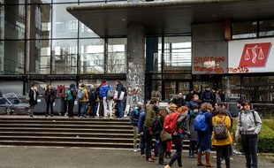 Des étudiants devant l'université de Lille II