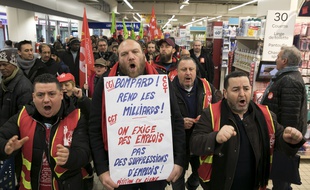 Manifestation des salariés de Carrefour dans un magasin à Paris le 5 février 2018.