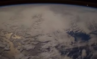 L'astronaute italien Paolo Nespoli a filmé une « boule de feu » depuis l'ISS (en haut à droite de l'image).