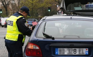 Une voiture avec une plaque paire se fait contrôler le 17 mars 2014 à Paris