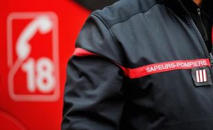 Un sapeur-pompier en uniforme