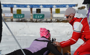 Cédric Bernard encadre un cours d'initiation de biathlon, lundi sur l'espace nordique olympique des Saisies.