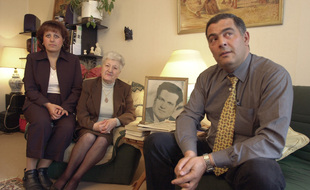 La veuve d'Ali Boumendjel, Malika Boumendjel, entourée de ses enfants Dalila et Farid, en 2001, est décédée en 2020.