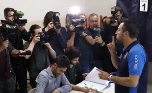 Le vice-Premier ministre italien et ministre de l'Intérieur Matteo Salvini vote pour les européennes à Milan, le 26 mai 2019.