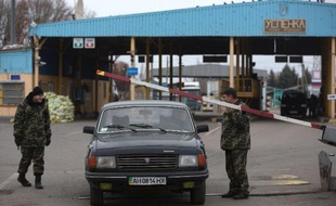 Des gardes-frontières de la République autoproclamée de Donetsk contrôlent un poste de passage vers la Russie, le 15 novembre 2014, dans l'est de l'Ukraine