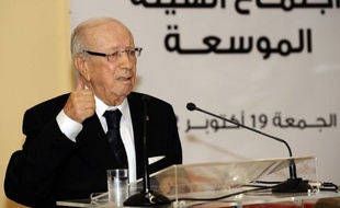 Les responsables du principal parti d'opposition tunisien ont été attaqués et assiégés samedi par des centaines de manifestants soutenant les islamistes au pouvoir qui ont envahi l'hôtel de Djerba (sud) où devait se dérouler une réunion de la formation.