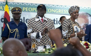 Le président du Zimbabwe Robert Mugabe et sa femme Grace, lors de la clôture du congrès de son parti, le 6 décembre 2014 à Harare
