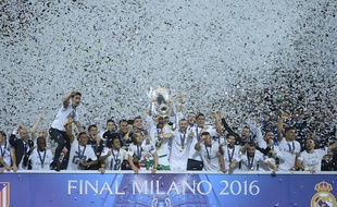 Sergio Ramos et les joueurs Real Madrid remportent la Ligue des champions 2016.