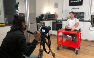 Kévin Bright, réalisateur, et Cyril Berton, expert-technique de Spareka, produisent, en moyenne, trois vidéos tutos, par semaine, pour aider les particuliers à réparer eux-mêmes leurs équipements cassés.