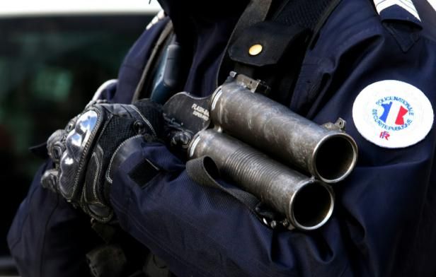 Un policier muni d'un "flash-ball" devant le palais de justice de Reims, le 15 février 2016 (image d'illustration).