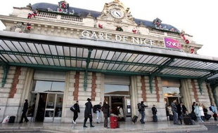 Une petite fille de six ans a été tuée à l'arme blanche mercredi matin à Nice, a-t-on appris auprès du parquet, confirmant des informations du quotidien Nice-Matin.