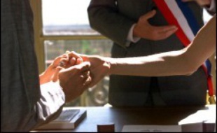 Depuis janvier, 57.543 couples se sont unis devant un tribunal civil, soit trois fois plus que durant toute l'année 2001 (19.632), selon un bilan communiqué mercredi par la Chancellerie.