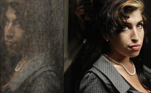 Amy Winehouse, lors d'une pause à son procès pour avoir frappé une jeune femme, le 23 juillet 2009 à Londres.