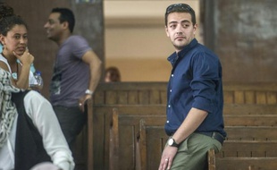 Le journaliste égyptien d'Al-Jazeera, Baher Mohamed (D) lors de son procès au Caire le 2 août 2015