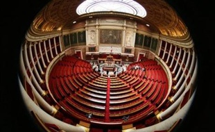Les députés pourront dorénavant utiliser un ordinateur portable dans l'hémicycle du Palais-Bourbon, mais pas internet ni leur courrier électronique, a annoncé vendredi le président de l'Assemblée nationale Bernard Accoyer.