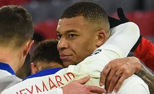 Neymar et Mbappé après le but victorieux du Français, mercredi à Munich.
