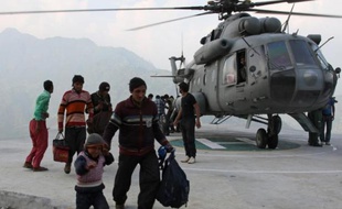 Les équipes de secours ont engagé une course contre la montre samedi pour sauver des dizaines de milliers de personnes isolées dans le nord de l'Inde en raison de glissements de terrain et d'inondations dus à une mousson précoce, qui ont déjà fait près de 600 morts.