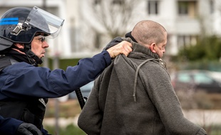 Un policier arrête un manifestant d'extrême-droite à Calais, le 6 février 2016.