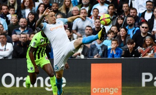 Ocampos tente de contrôler un ballon face à Angers.