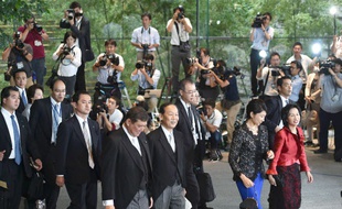 Des ministres tout juste nommés par le Premier ministre japonais Shinzo Abe le 3 septembre 2014. Midori Matsuhima (à droite), à la Justice, et Yuko Obuchi (en bleu), à l'Industrie, on toutes deux présenté leur démission.
