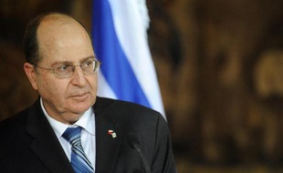 Un nouveau clash diplomatique a éclaté mardi entre Israël et son allié stratégique américain après une virulente attaque personnelle du ministre israélien de la Défense Moshé Yaalon contre le secrétaire d'Etat John Kerry, accusé de ne rien comprendre au conflit israélo-palestinien.