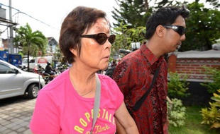 La mère d'Andrew Chan (g) arrive le 12 février 2015 à la prison de Kerobokan, à Bali, visiter son fils