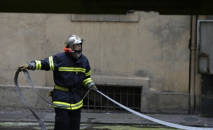 Elle met deux fois le feu à son immeuble pour pouvoir payer des jouets à ses enfants. (Illustration)