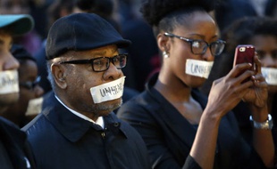 Une manifestation a eu lieu à l'université de l'Oklahoma, le 9 mars 2015, pour dénoncer le chant raciste de plusieurs étudiants.
