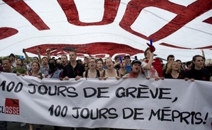 La contestation est en train de changer de nature, de nombreux manifestants entendant protester non seulement contre la hausse des frais de scolarité, à l'origine du différend vieux de près de quatre mois, mais aussi contre une loi spéciale adoptée le 18 mai par le gouvernement provincial de centre-droit de Jean Charest pour restreindre la liberté de manifester.